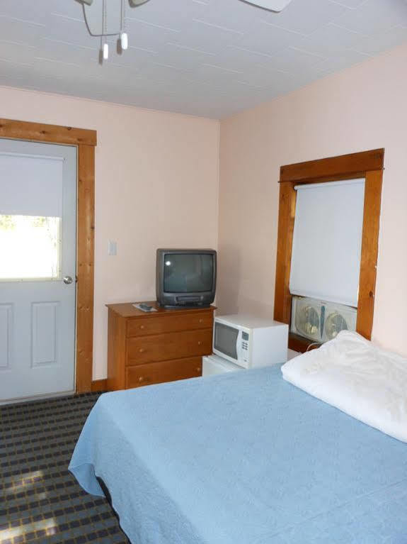 Katahdin Cabins Hotel Millinocket Exterior photo